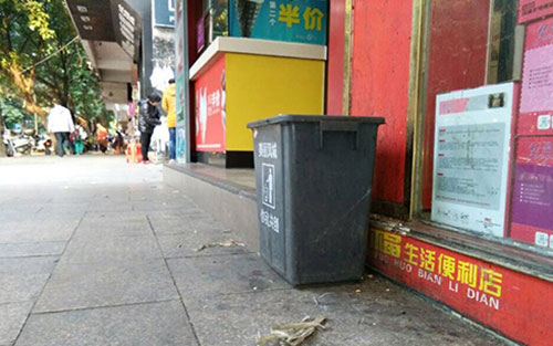 垃圾桶當(dāng)足球踢？！城區(qū)大半年累計(jì)丟近千個(gè)垃圾桶